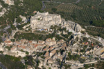 photo aérienne des Baux de Provence au milieu des oliveraies (Bouches du Rhône)