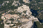 photo aérienne des Baux de Provence au milieu des Alpilles (Bouches du Rhône)